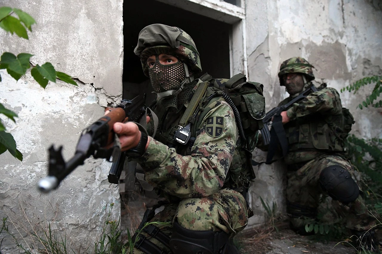 Aλλάζει ο χάρτης των Βαλκανίων: Στροφή των ΗΠΑ: «Σερβία και Κόσοβο να ανταλλάξουν εδάφη» – «Ξεχάστε το!» – Με πόλεμο απειλεί η Πρίστινα